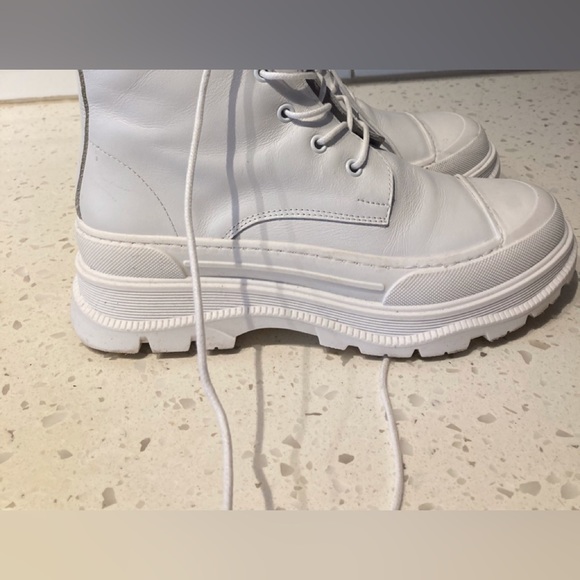 White leather boots. - Picture 2 of 4